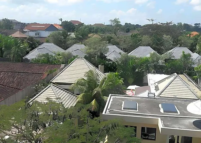Hotel Santika 3*